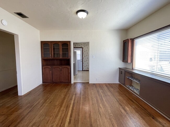 Building Photo - Centrally Located Two Bedroom Home