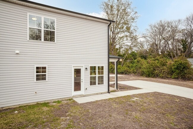 Building Photo - Three Bedroom Home!