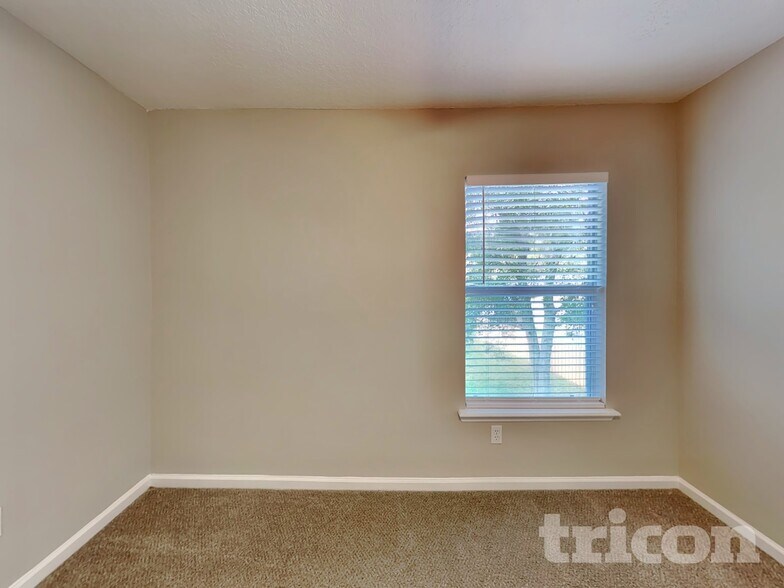 Building Photo - 10818 Birchard Ln