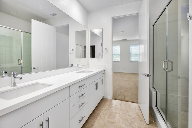Building Photo - Beautiful Townhome in Desirable Neighborhood!