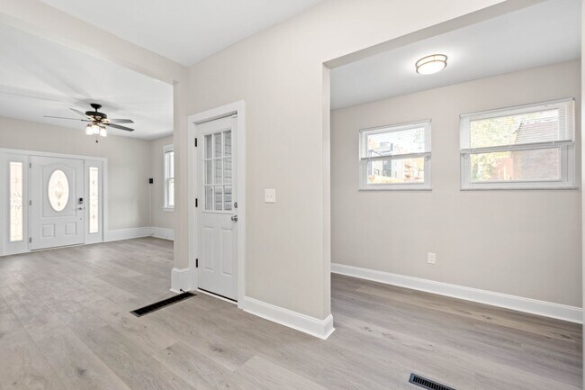 Building Photo - Stunning 2 bedroom home in North Side available Feb 1!