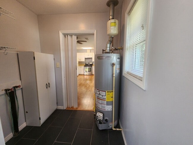 Building Photo - North Columbus 3 Bedroom 1.5 Bath - Carpor...