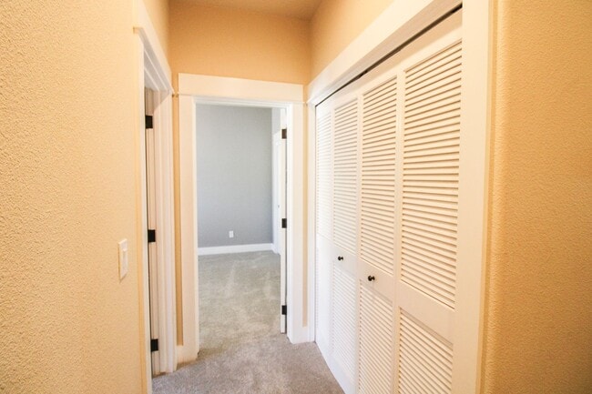 Building Photo - Walnut Grove 3 Bedroom Townhouse