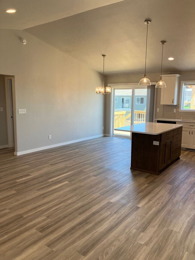 Building Photo - 4 Bed 3 Bath Single Family Home