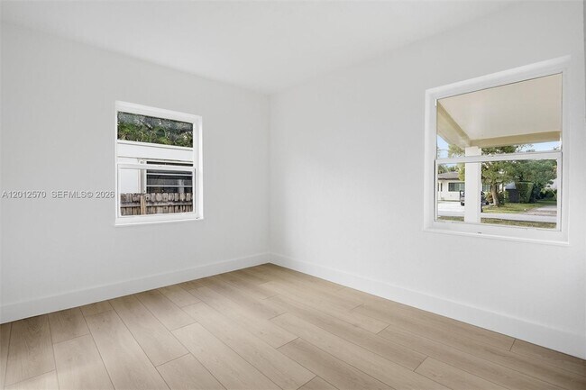 Building Photo - 461 Plover Ave