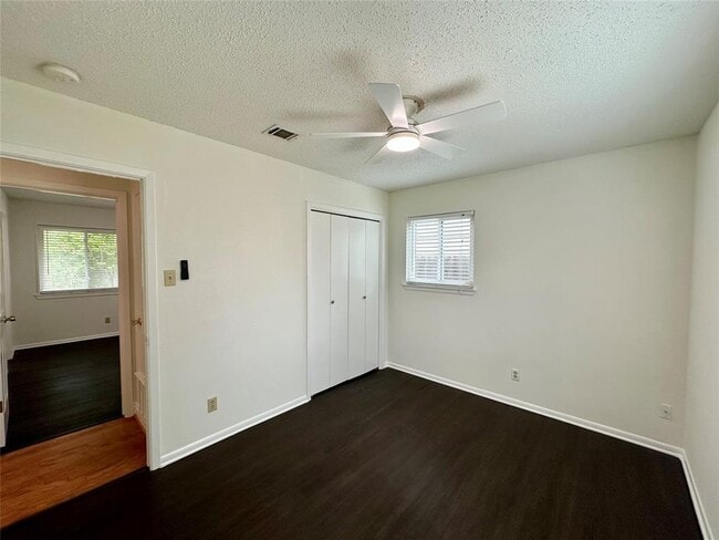 Building Photo - 208 E Lisa Dr