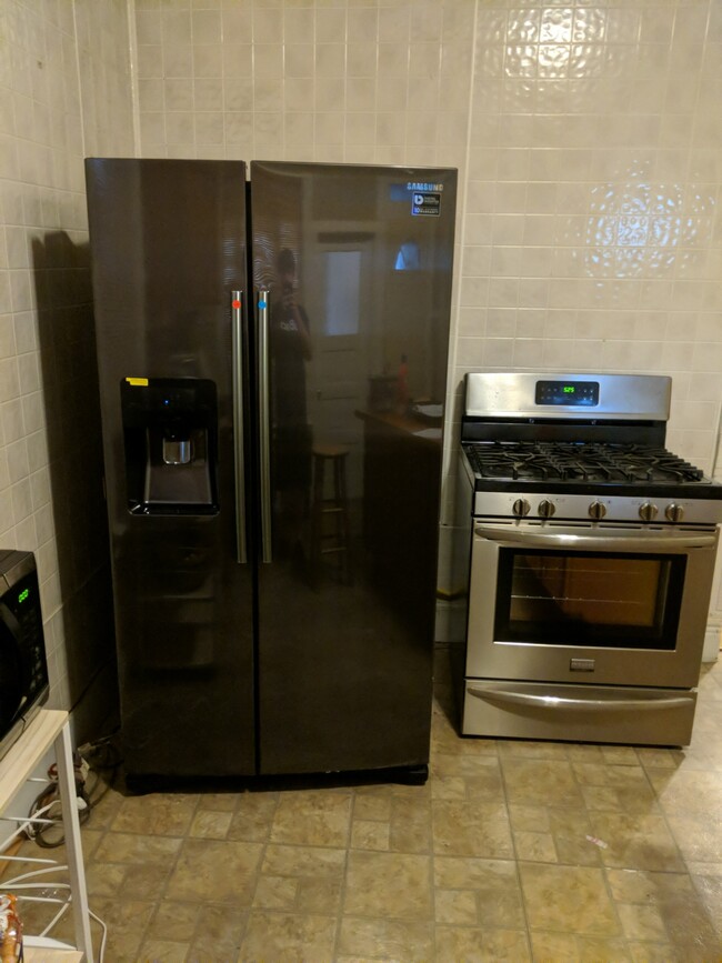 Kitchen area - 2415 W Cortland St