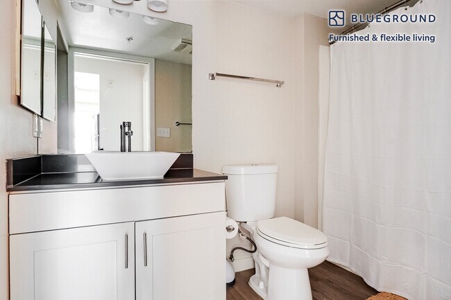 Building Photo - 526 Yale Ave N