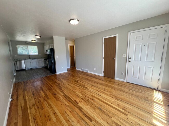 Building Photo - ** Move in Special** Spacious 3 bedroom, 1 bath Lakewood duplex with fenced in backyard available!