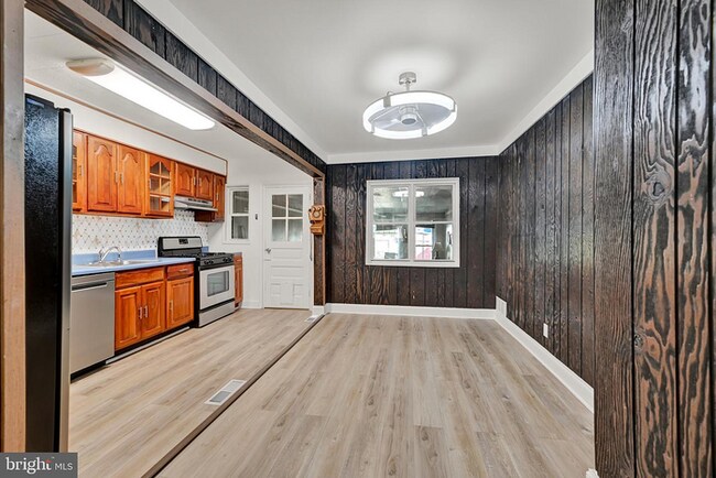 Building Photo - 3 Bedroom Beautiful Home