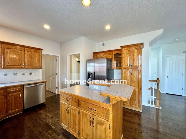 Building Photo - Beautiful Overland Park w/ Wood Floors Thr...