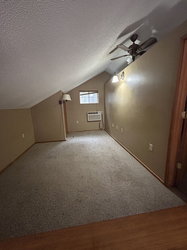 Building Photo - 1 bedrooms, 2 bathrooms. 2,000 sq ft home in a quiet country setting with large yard.