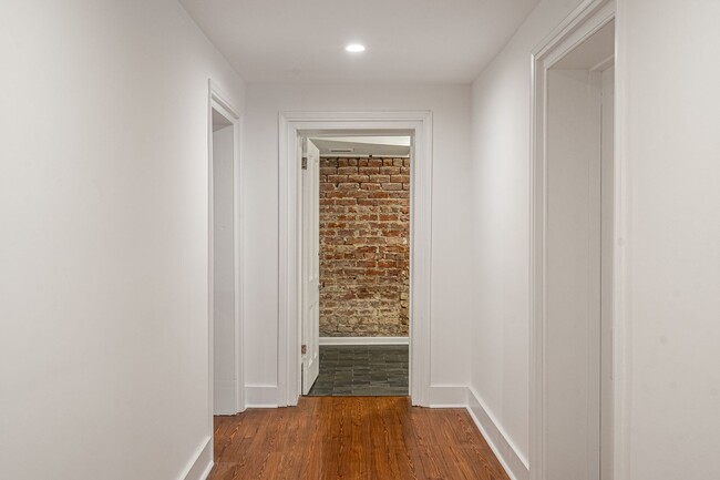 Building Photo - Renovated 2 Bedroom Carriage house off Laf...