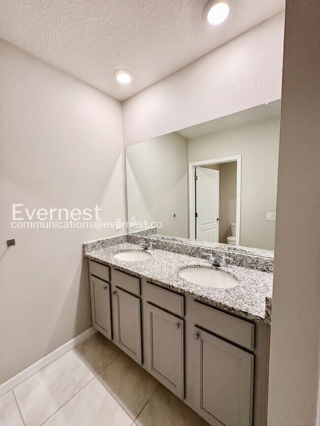 Building Photo - Limited Time Special Offer / 5 Bed/3 Bath Home with Garage / Pet-Friendly / Vouchers Accepted / A...