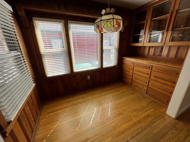Dining - 1626 Hoyt St