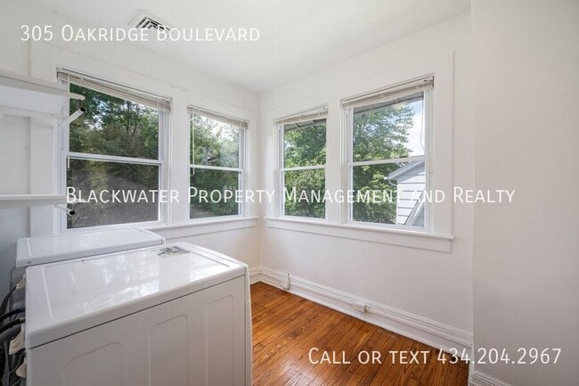 Building Photo - 305 Oakridge Blvd