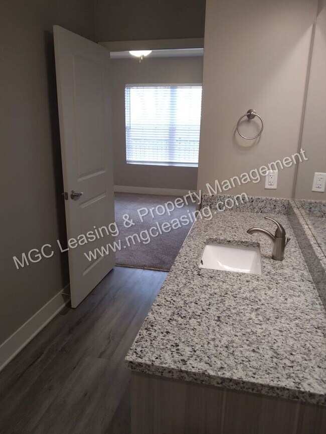Building Photo - 1 Bedroom Luxury Apartment in the Northland of KCMO