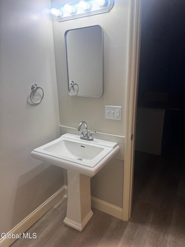 Building Photo - 1412 River Rd