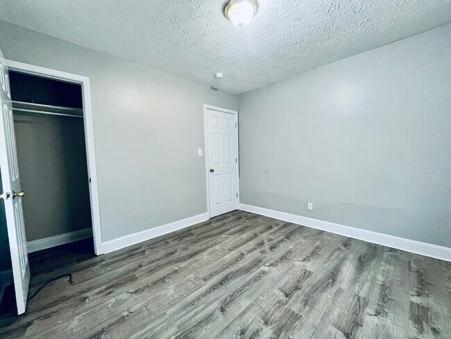 Building Photo - 4417 Sunset Ave