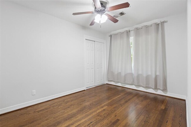 Building Photo - 5206 De Lange Ln