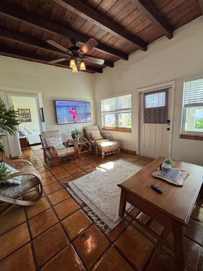 Building Photo - 256 E 24th St