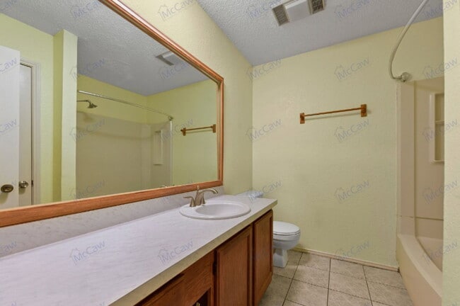 Building Photo - 800 Bluebonnet Dr
