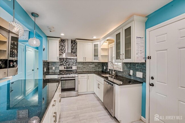 Building Photo - 14 Linden St