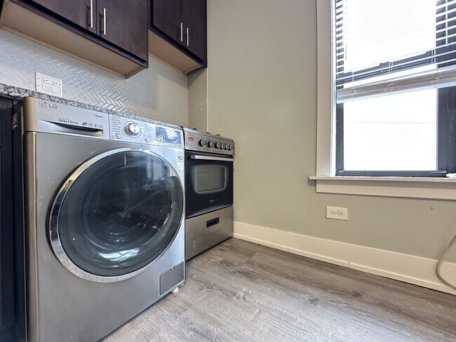 Building Photo - 434.5 W Belden Ave