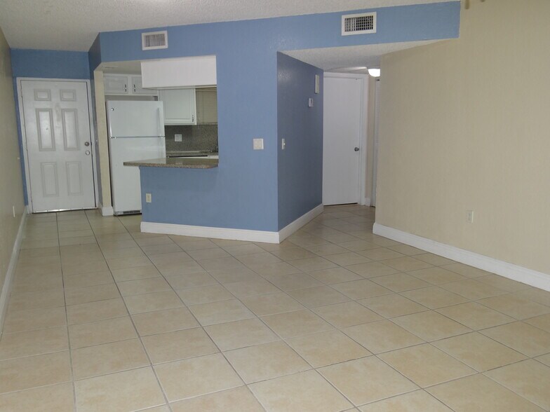 Building Photo - 8225 Lake Dr
