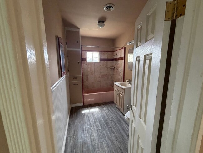 Building Photo - Charming and spacious Needles home