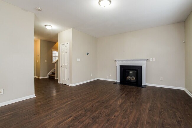 Building Photo - 610 Crosstie St