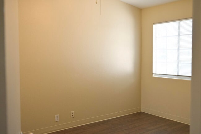 Building Photo - 43730 Louisiana St