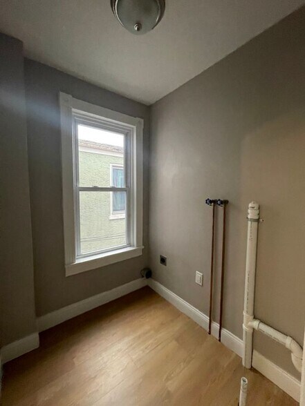 Building Photo - 1335 N 10th St