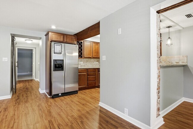 Building Photo - 1 Bedroom Condo in Uptown