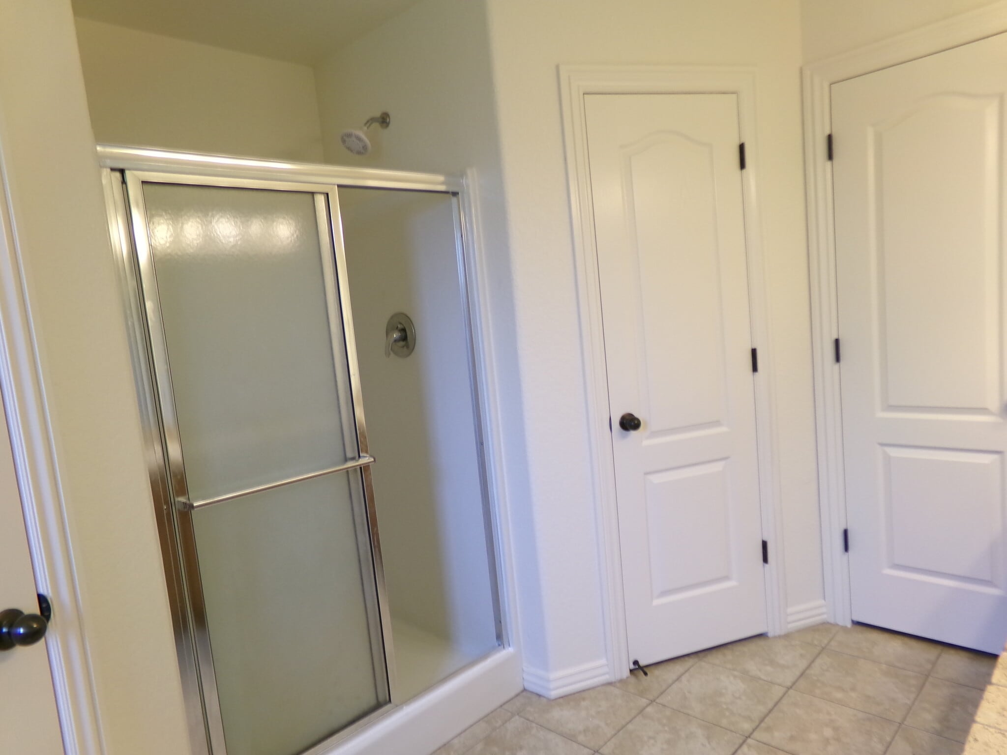 MB has shower with built-in seat - 3876 W Mahogany Dr