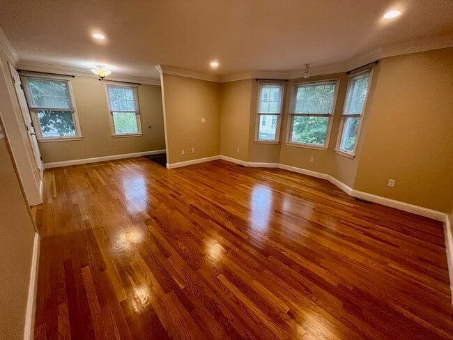 Building Photo - 6 N Park St