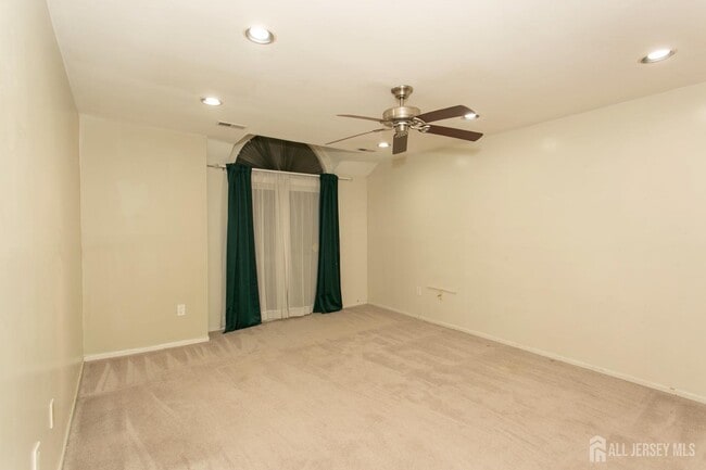 Building Photo - 410 Johnstone St