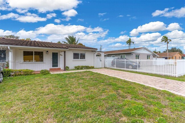 Building Photo - 310 SW 76th Ct