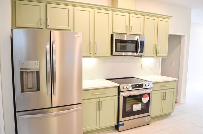 Building Photo - Gorgeous remodeled 3-bedroom, 2.5 bath hom...