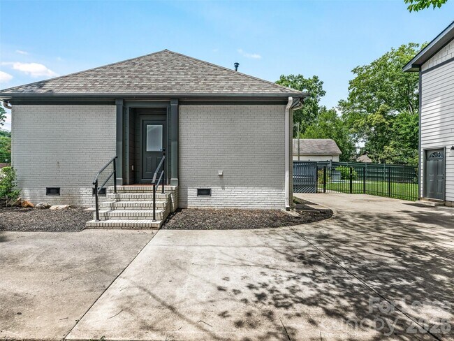 Building Photo - 3319 Providence Rd