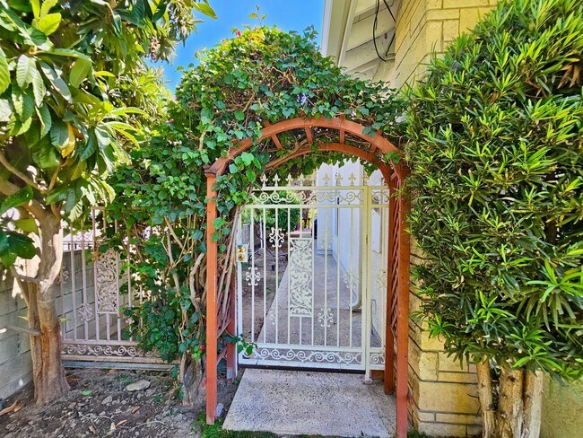 Building Photo - 482 W Palm Dr