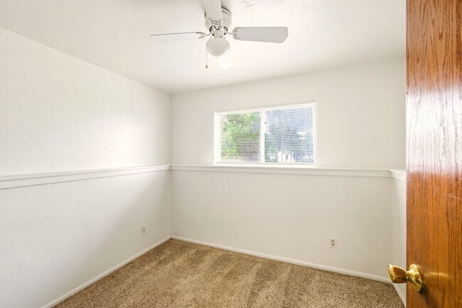 Building Photo - Available Immediately! 2 Bed 1 Bath in Denver