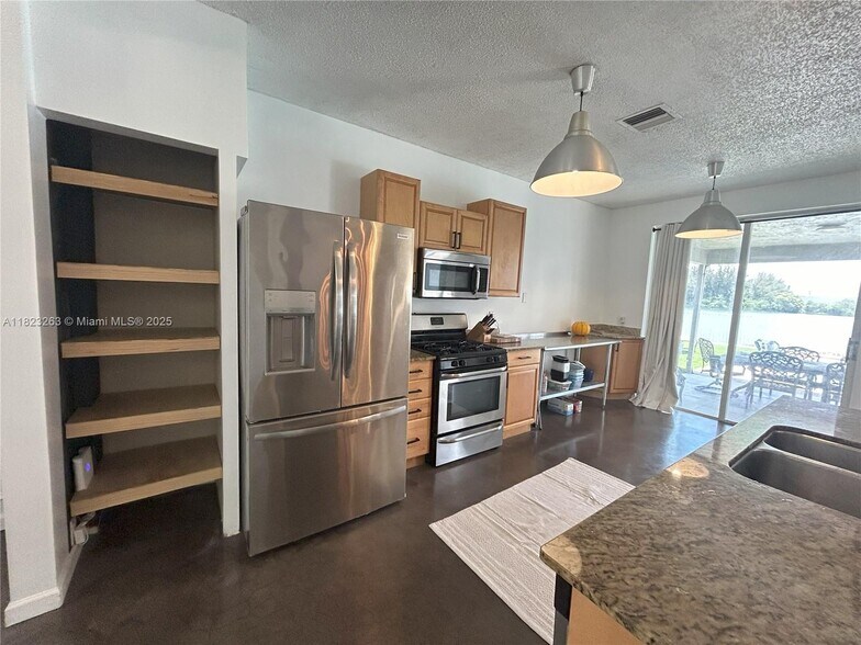 Building Photo - 5708 S Plum Bay Pky