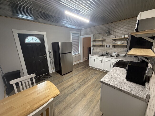 Building Photo - 404 N Washington St