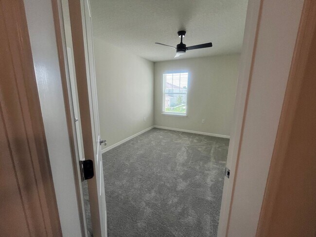 Building Photo - 3 bedroom 2.5 bathroom