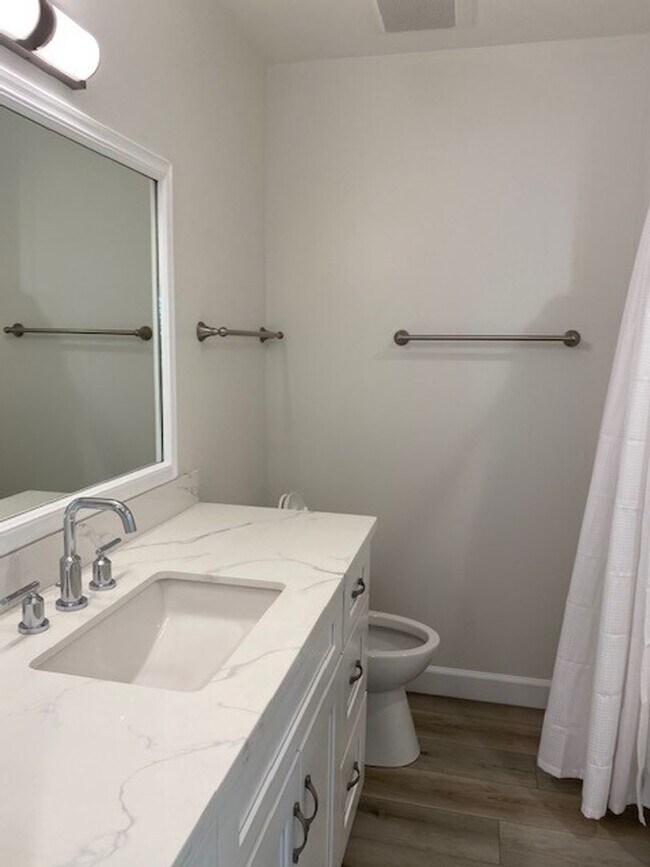 Building Photo - Welcome to this beautiful 4 bedroom home in the highly desirable "Port Streets" of Newport Beach