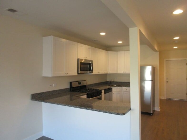 Building Photo - 2020 N Bissell St
