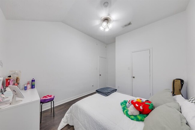 Building Photo - 15110 Diamond Way
