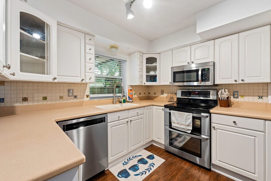Building Photo - 1341 Bayview Dr