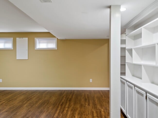 Building Photo - 672 E Lake Ln